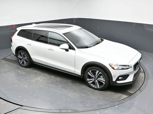 Certified 2025 Volvo V60 B5 Cross Country Plus image 9