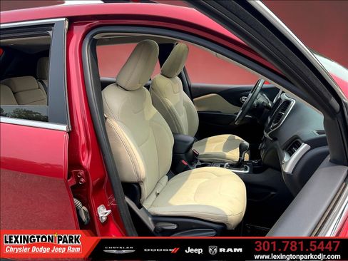 Used 2017 Jeep Cherokee Latitude w/ Comfort/Convenience Group AWD/4WD image 28