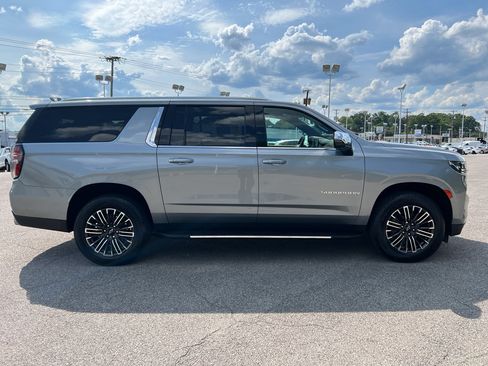 Used 2024 Chevrolet Suburban Premier AWD/4WD image 4