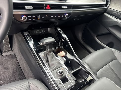 Certified 2025 Kia Sorento SX image 30
