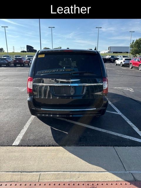 Used 2013 Chrysler Town & Country Touring FWD image 5
