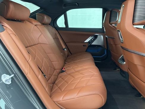 Used 2024 BMW i7 xDrive60 w/ Premium Package image 70