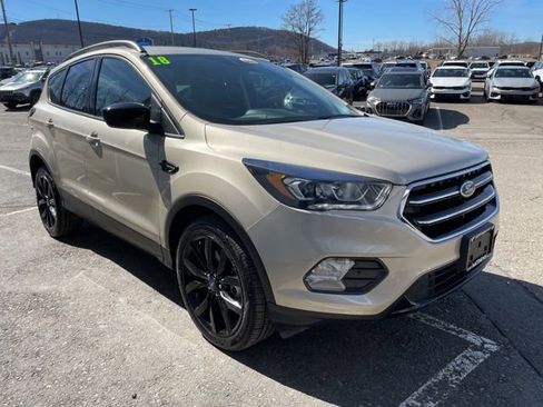 Used 2018 Ford Escape SE w/ SE Sport Appearance Package image 6