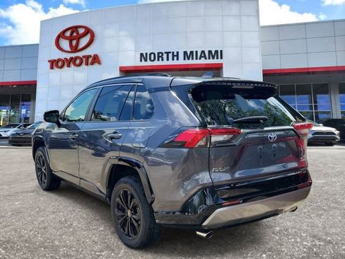 Used 2023 Toyota RAV4 SE image 3