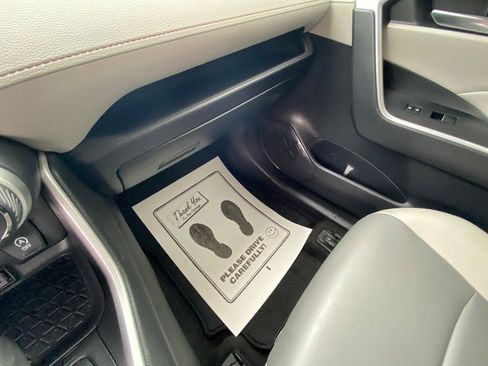 Used 2021 Toyota RAV4 XLE Premium image 21