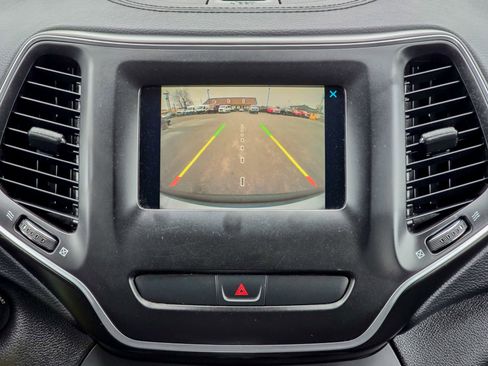 Used 2019 Jeep Cherokee Latitude w/ Popular Appearance Group image 33