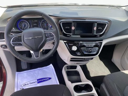 Used 2023 Chrysler Voyager LX FWD image 13
