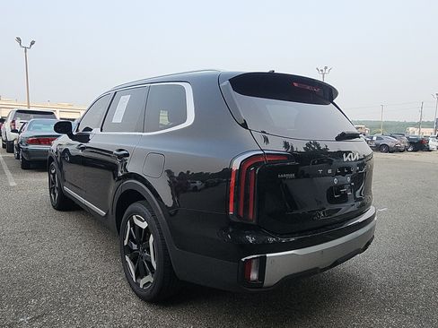Used 2023 Kia Telluride EX w/ EX Captain's Chair Package AWD/4WD image 3