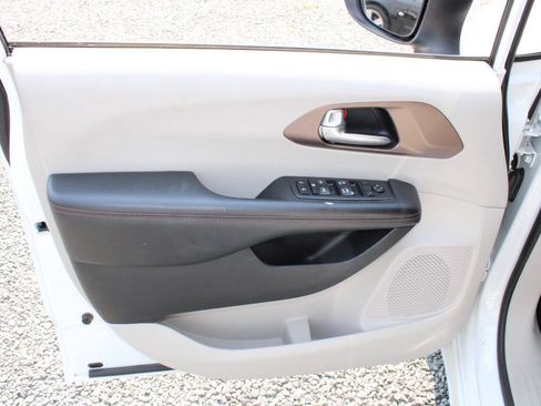 Used 2018 Chrysler Pacifica L FWD image 20