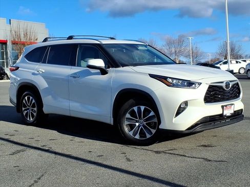 Used 2020 Toyota Highlander XLE image 2