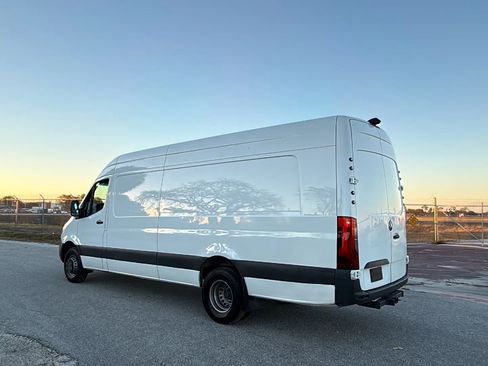 Used 2023 Mercedes-Benz Sprinter 4500 image 2