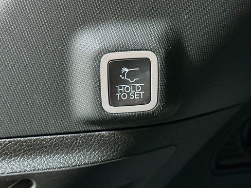 Used 2024 Jeep Grand Cherokee Limited w/ Black Appearance Package image 31