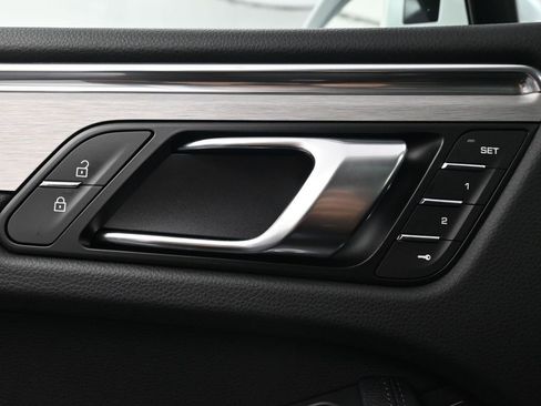 New 2026 Porsche Macan image 18