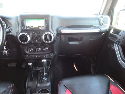 Used 2016 Jeep Wrangler Unlimited Rubicon AWD/4WD image 14