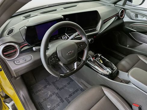 Used 2024 Chevrolet Trax RS w/ Sunroof Package image 2