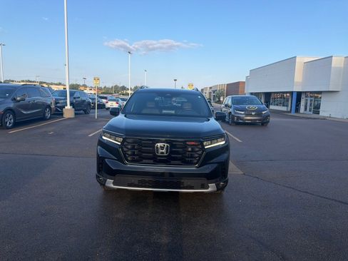 Used 2025 Honda Pilot TrailSport image 3