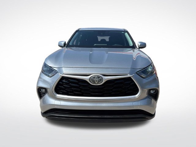 Used 2021 Toyota Highlander LE FWD image 2