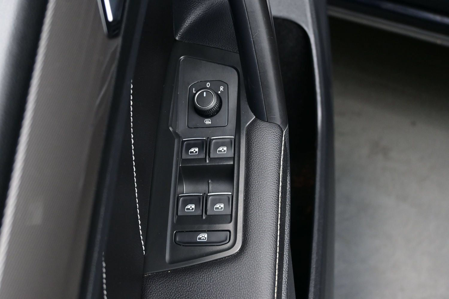 Used 2022 Volkswagen Tiguan SE AWD/4WD image 10