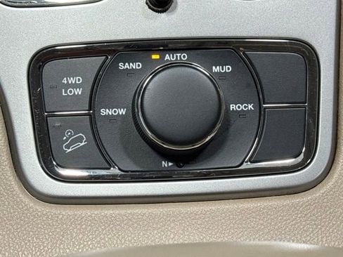 Used 2019 Jeep Grand Cherokee Laredo AWD/4WD image 22
