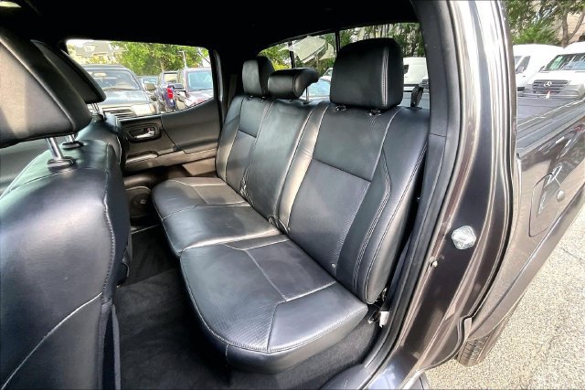 Used 2021 Toyota Tacoma TRD Sport w/ TRD Premium Sport Package AWD/4WD image 17