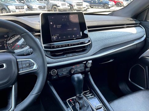 Used 2025 Jeep Compass Latitude image 9