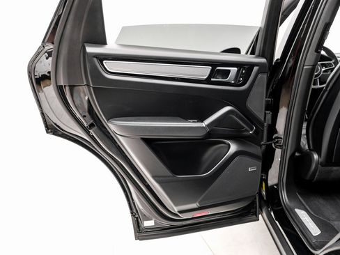 Used 2023 Porsche Cayenne S Platinum w/ Premium Package Plus image 45