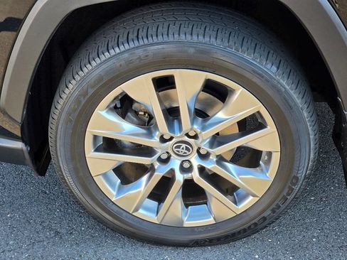 Used 2021 Toyota RAV4 XLE Premium AWD/4WD image 18