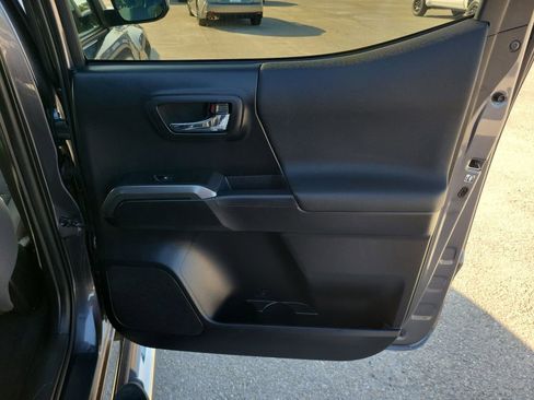 Used 2019 Toyota Tacoma TRD Off-Road image 43