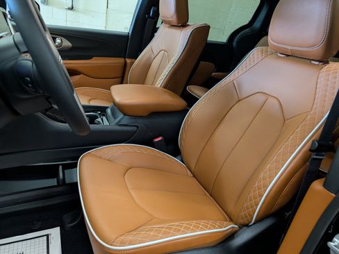 New 2026 Chrysler Pacifica Pinnacle AWD/4WD image 16