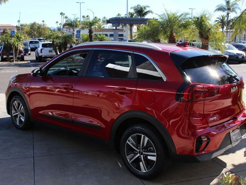 Used 2022 Kia Niro EX image 7
