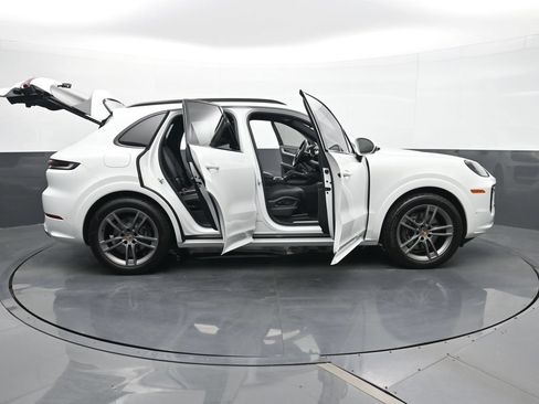 Certified 2025 Porsche Cayenne AWD/4WD image 33