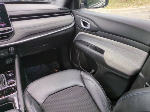 Used 2024 Jeep Compass Latitude AWD/4WD image 17