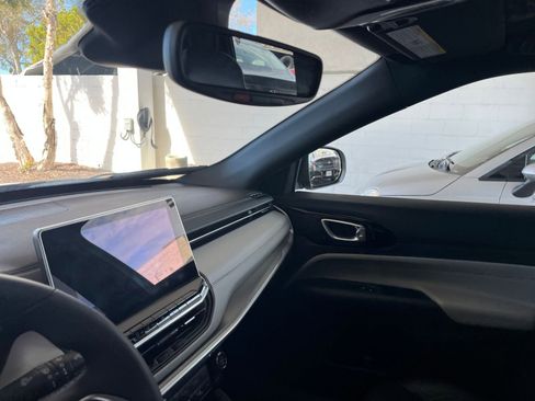 Used 2025 Jeep Compass Limited image 36