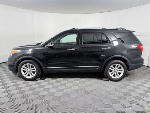 Used 2014 Ford Explorer XLT image 2