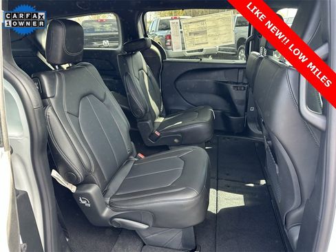 Used 2025 Chrysler Pacifica Select image 15