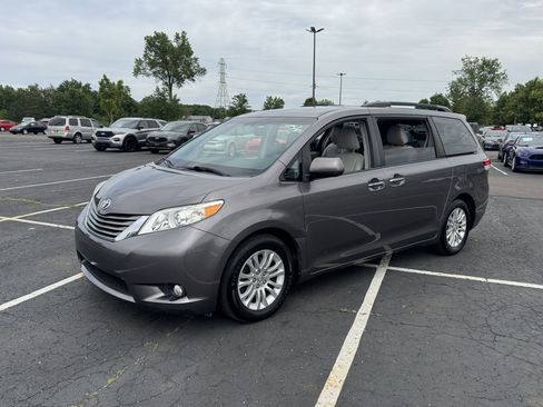 Used 2014 Toyota Sienna XLE w/ Entertainment Package FWD image 37