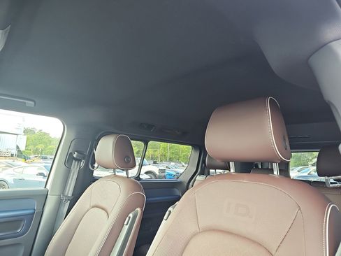 Used 2025 Volkswagen ID. Buzz Pro S RWD image 10