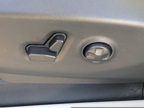 Used 2024 Chrysler Pacifica Touring-L image 21