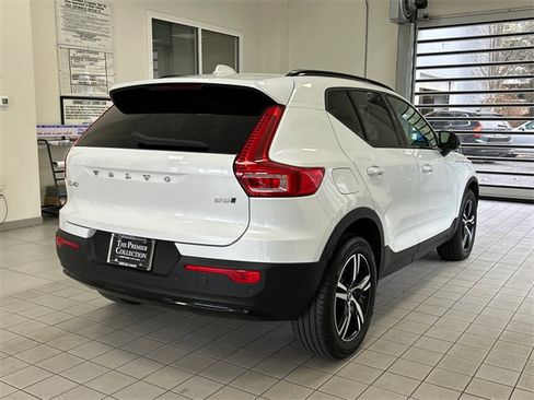 Certified 2024 Volvo XC40 B5 Core image 2