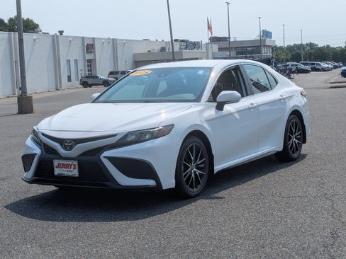 Used 2024 Toyota Camry SE w/ Cold Weather Package FWD image 4