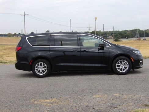 Used 2024 Chrysler Pacifica Touring-L FWD image 5