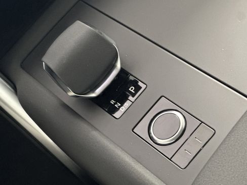 Used 2025 Land Rover Discovery S image 17