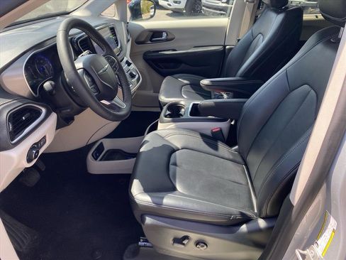 Used 2024 Chrysler Pacifica Touring-L AWD/4WD image 9