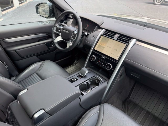 Used 2024 Land Rover Discovery Dynamic SE AWD/4WD image 34