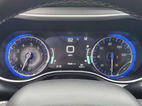 Used 2023 Chrysler Pacifica Touring-L FWD image 12