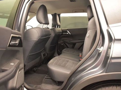 Used 2025 Mitsubishi Outlander SE image 15