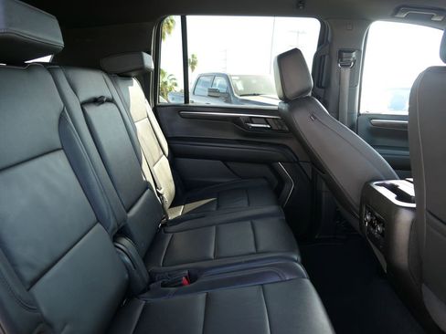 Used 2025 Chevrolet Suburban Z71 AWD/4WD image 22