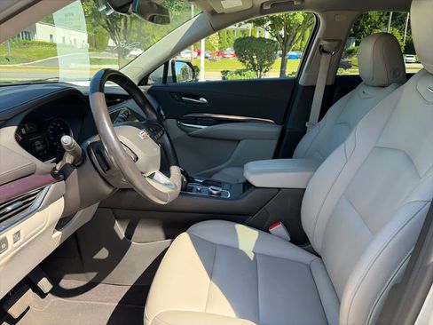 Used 2023 Cadillac XT4 Luxury w/ Cold Weather Package AWD/4WD image 11