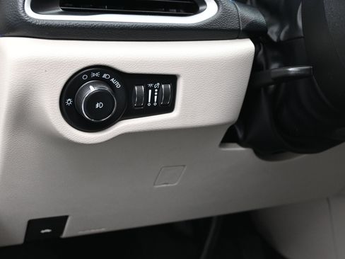 Used 2021 Chrysler Pacifica Touring-L image 22