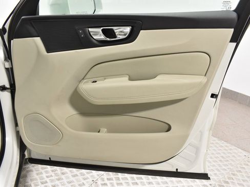 Used 2023 Volvo XC60 B5 Plus image 32